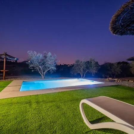 Holiday home Cubo's Greenlife Loft Total Privacy Pool *