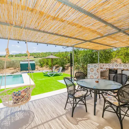 Holiday home Cubo's Greenlife Loft Total Privacy Pool